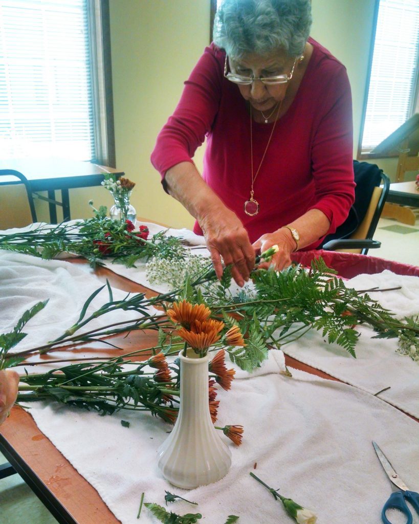 floral-arranging-dining-room